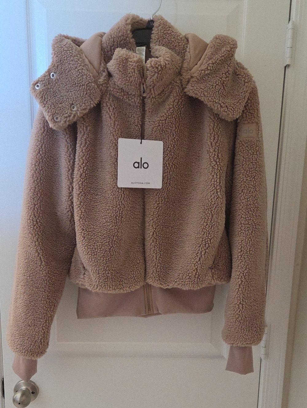 ALO Yoga Foxy Sherpa Jackst in Chai Latte